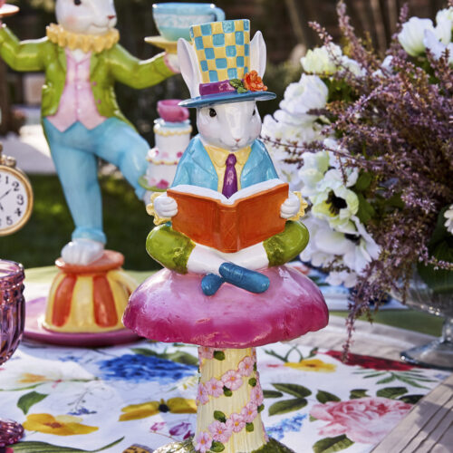 Bianconiglio in Wonderland seduto