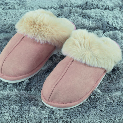 Pantofole donna antiscivolo scamosciate con bordo e interno in soffice pelliccia.